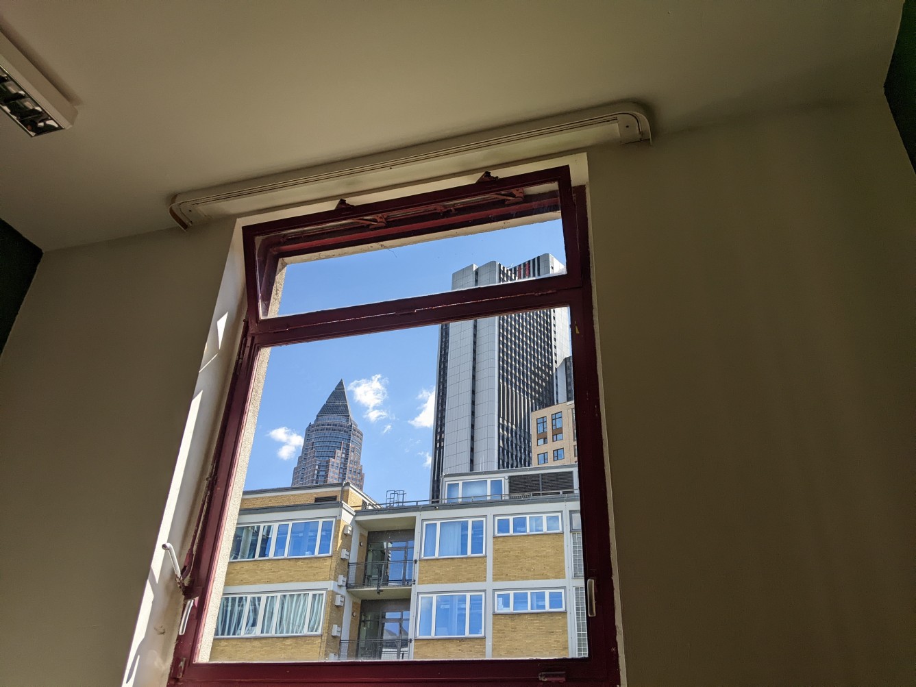 Fenster der Lounge mit Ausblick auf Spitze des Messeturm und weiteres Hochhaus.